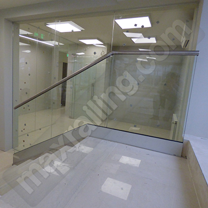 стъклен парапет с профил